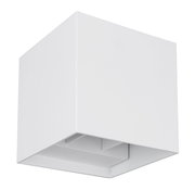 Weiße, kubische Außenleuchte aus seitlicher Perspektive