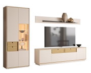Moderne Wohnwand/TV-Lowboard-Set in Weiß und Eiche-Optik mit Vitrine samt LED-Beleuchtung, TV-Board und Wandregal, frontal in leichter Schrägansicht von links freigestellt auf weißem Hintergrund.