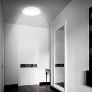 Moderne LED-Deckenleuchte mit Bewegungssensor, von unten betrachtet in einem eleganten Flur installiert.