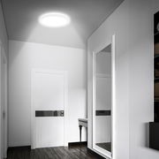 Moderne LED-Deckenleuchte mit Bewegungssensor, von unten betrachtet in einem eleganten Flur installiert.