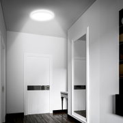 Moderne led-plafondlamp met bewegingssensor, van onderaf gezien, geïnstalleerd in een elegante gang.