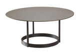 Runder Couchtisch mit Metallgestell und glatter Tischplatte, seitliche Perspektive