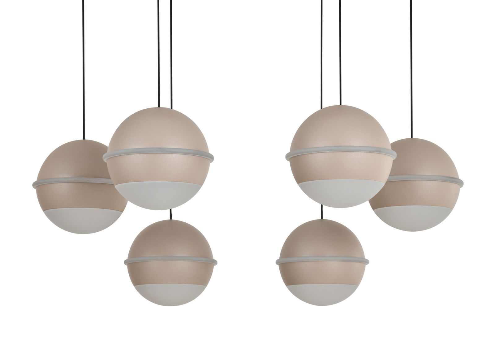 Sechs kugelförmige LED-Pendelleuchten in Beige und Weiß, von der Seite betrachtet, an schwarzen Kabeln hängend.
