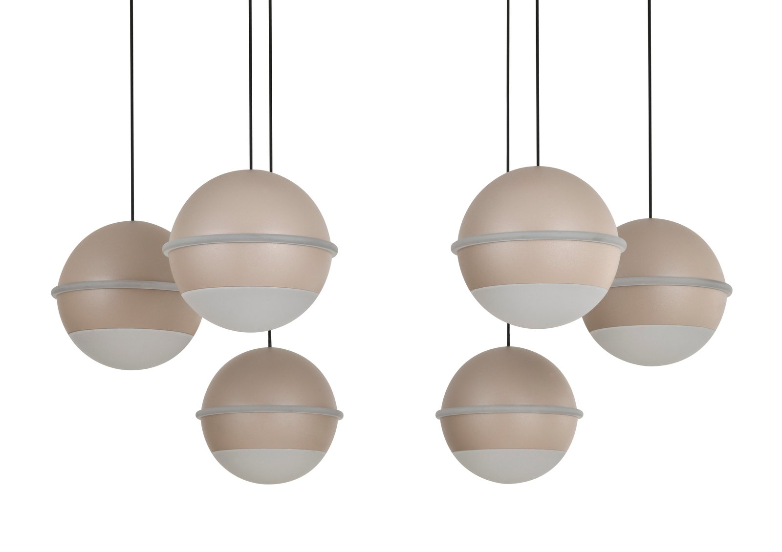 Zes bolvormige led-hanglampen in beige en wit, gezien vanaf de zijkant, hangend aan zwarte kabels.