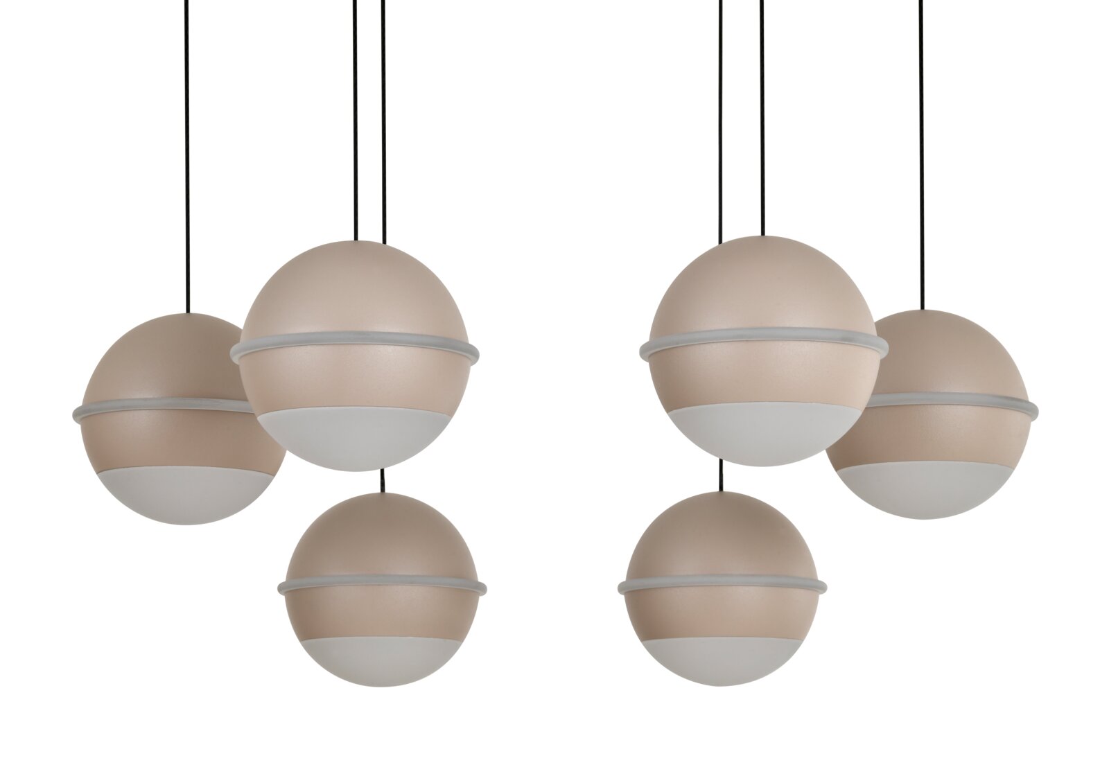 Zes bolvormige LED-hanglampen in beige en wit, gezien vanaf de zijkant, hangend aan zwarte kabels.