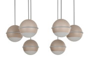 Zes bolvormige LED-hanglampen in beige en wit, gezien vanaf de zijkant, hangend aan zwarte kabels.