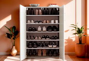 Schuhschrank mit offenen Türen, gefüllt mit verschiedenen Schuhen, in einem hellen Raum mit Pflanzen, aus frontaler Perspektive.