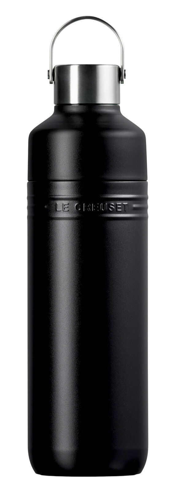 Schwarze, matte Trinkflasche mit Edelstahlgriff, frontal fotografiert.
