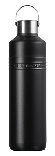 Schwarze, matte Trinkflasche mit Edelstahlgriff, frontal fotografiert.