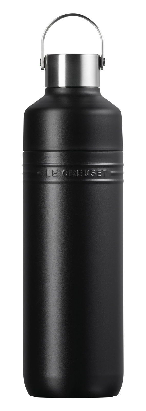 Schwarze, matte Trinkflasche mit Edelstahlgriff, frontal fotografiert.
