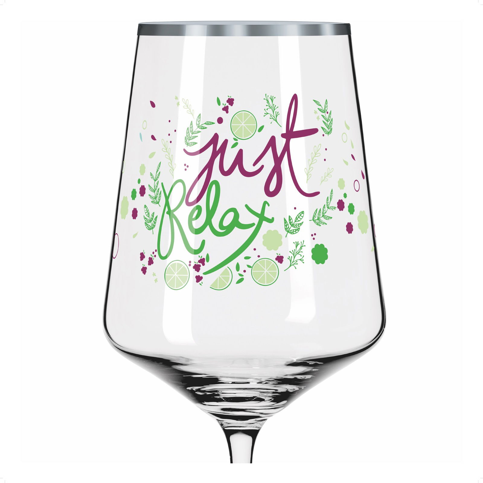 Weinglas mit der Aufschrift 'just relax' in lila und grün, verziert mit Limettenscheiben und Kräutern, aus der Frontalperspektive.