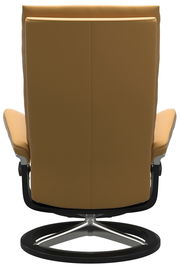 Rückansicht eines modernen, drehbaren Einzelsessels in braunem Leder mit schwarzem Metallgestell.