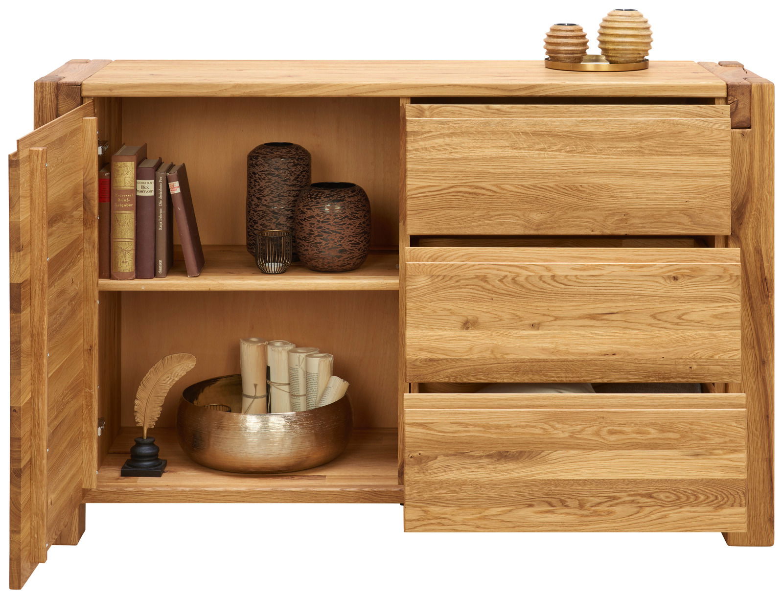 Valnatura Balkenkommode LIGNUM Balkenkommode aus Holz mit geöffneter Tür und Schubladen, dekoriert mit Büchern, Vasen und einer Schale. Frontalansicht.