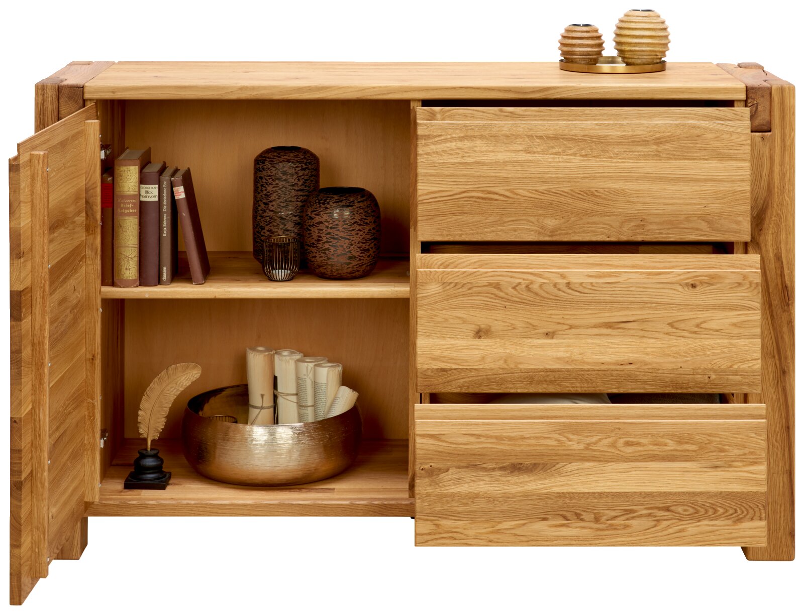 Balkenkommode aus Holz mit geöffneter Tür und Schubladen, dekoriert mit Büchern, Vasen und einer Schale. Frontalansicht.