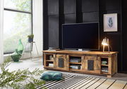 Rustikales TV-Lowboard aus Holz mit Schiebetüren, dekoriert mit einer Tischlampe und einem großen Fernseher, seitliche Perspektive.