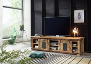 Rustikales TV-Lowboard aus Holz mit Schiebetüren, dekoriert mit einer Tischlampe und einem großen Fernseher, seitliche Perspektive.
