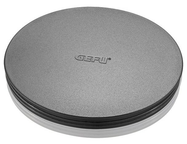 Runde, graue Schüsselabdeckung mit GEFU-Logo, von oben betrachtet.