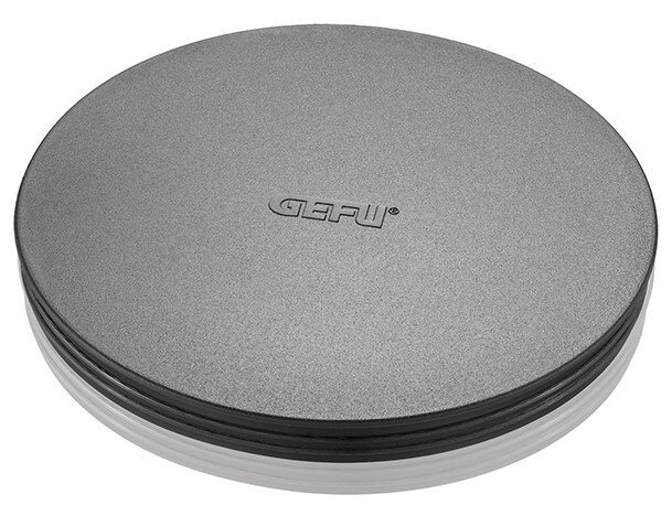 Runde, graue Schüsselabdeckung mit GEFU-Logo, von oben betrachtet.