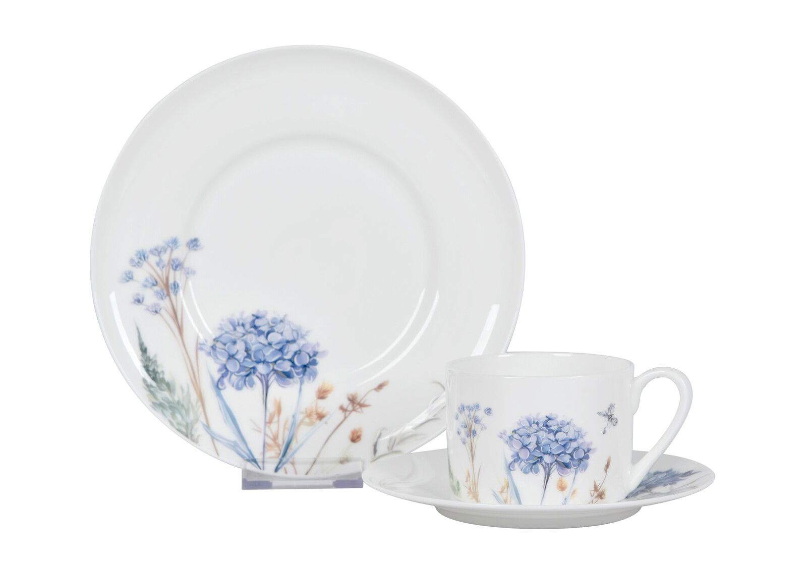 Kaffeeservice mit floralem Design, bestehend aus einer Tasse, Untertasse und Teller, mit blauen und beigen Blumenmotiven, seitliche Perspektive.