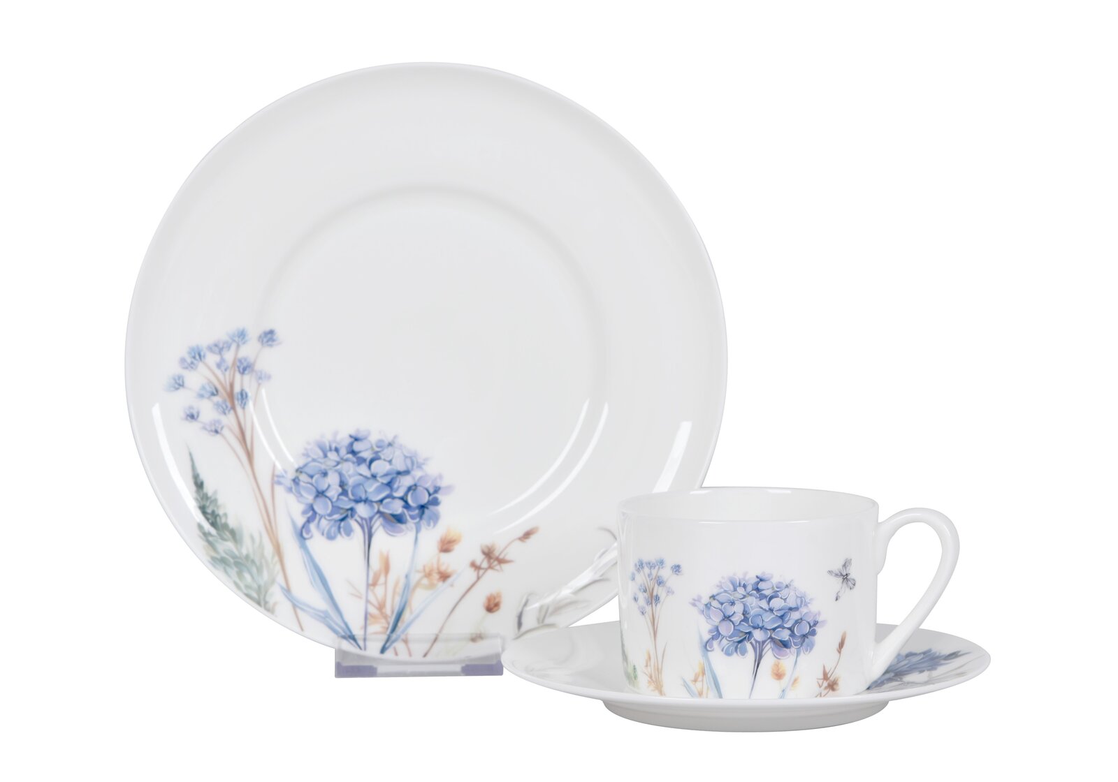 Kaffeeservice mit floralem Design, bestehend aus einer Tasse, Untertasse und Teller, mit blauen und beigen Blumenmotiven, seitliche Perspektive.