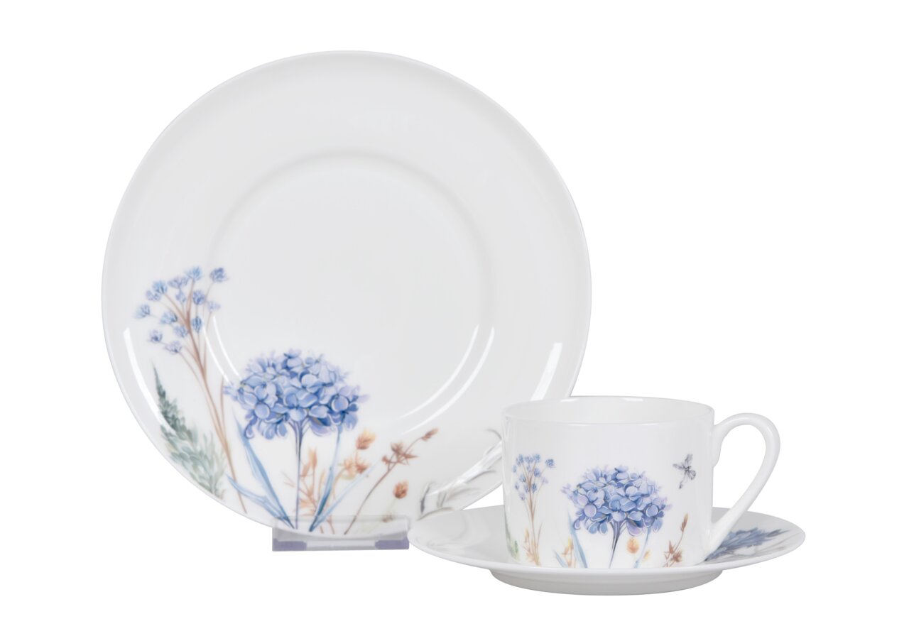 Novel Kaffeeservice 18-tlg. Kaffeeservice mit floralem Design, bestehend aus einer Tasse, Untertasse und Teller, mit blauen und beigen Blumenmotiven, seitliche Perspektive.