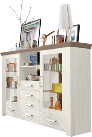 Helles Highboard mit Glastüren und Schubladen, dekoriert mit Vasen, Büchern und Bildern, seitliche Perspektive