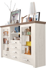Helles Highboard mit Glastüren und Schubladen, dekoriert mit Vasen, Büchern und Bildern, seitliche Perspektive