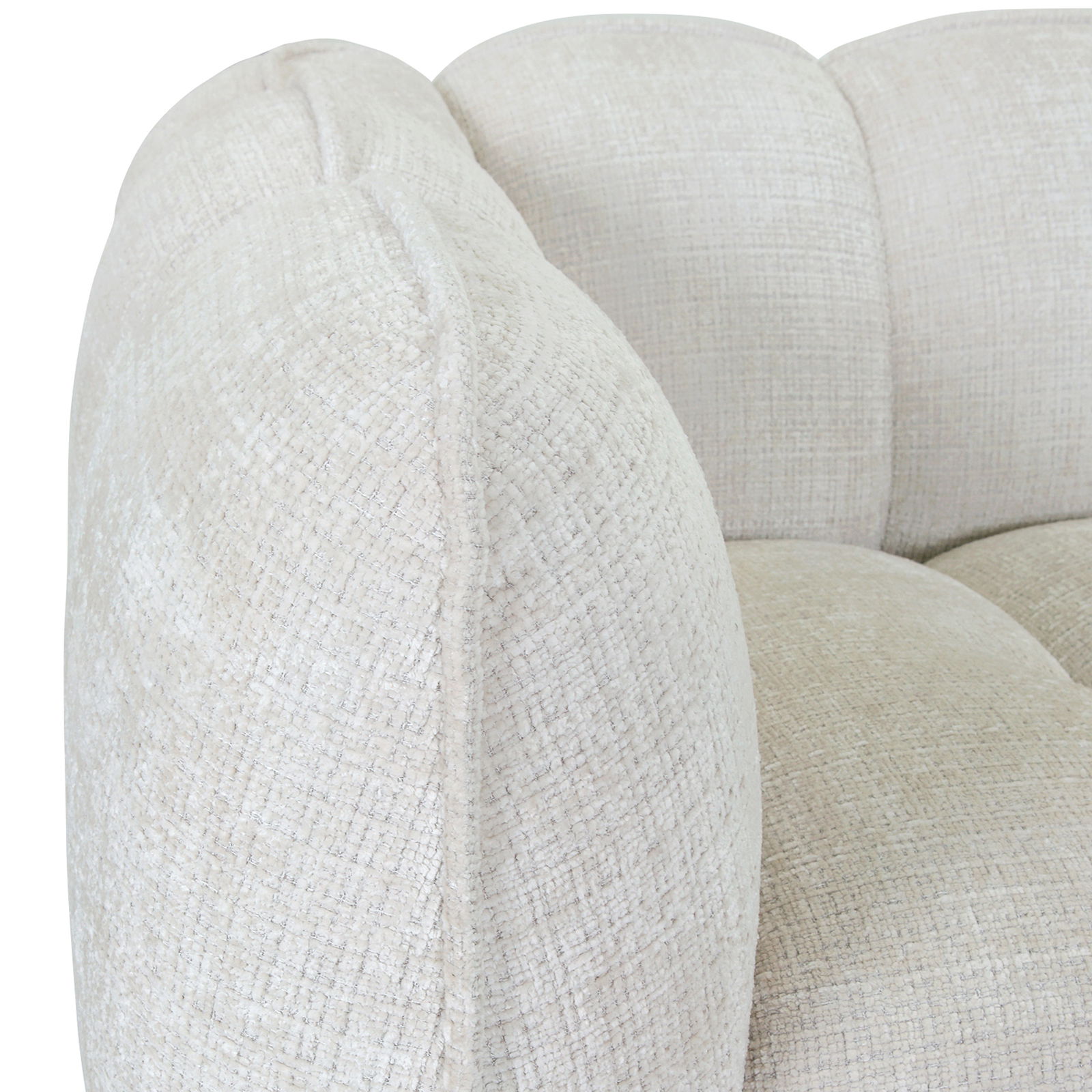 Nahaufnahme eines cremefarbenen Big-Sofas mit strukturierter Oberfläche, seitliche Perspektive.