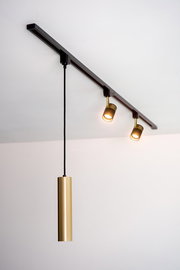 Pendelleuchte FLORIS in mattgold, von unten betrachtet, mit zwei zusätzlichen Strahlern an einer Schiene.