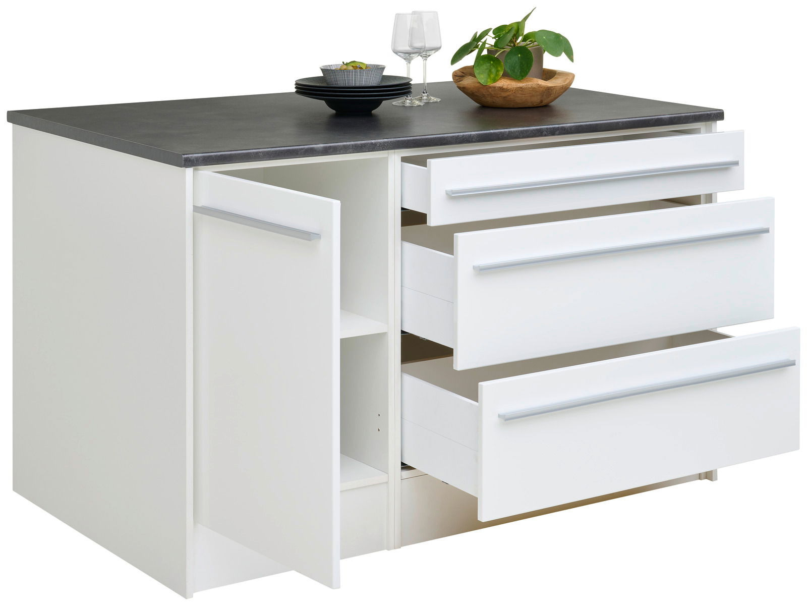 Kücheninsel mit weißem Korpus, drei offenen Schubladen und einer offenen Tür, darauf stehen Geschirr und eine Pflanze, Perspektive von vorne links