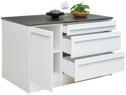 Kücheninsel mit weißem Korpus, drei offenen Schubladen und einer offenen Tür, darauf stehen Geschirr und eine Pflanze, Perspektive von vorne links