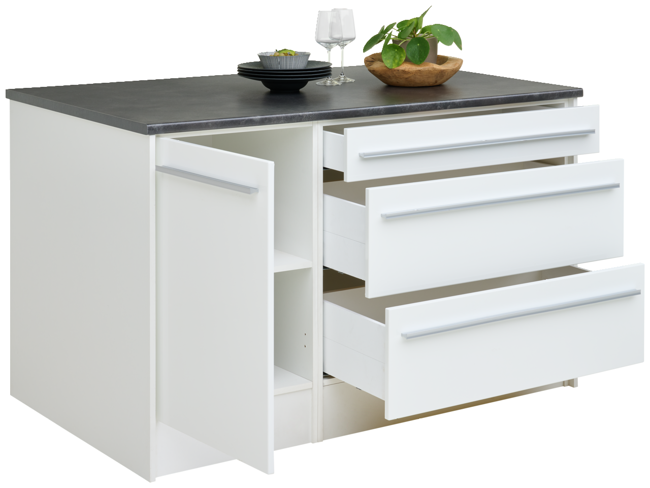 Kücheninsel mit weißem Korpus, drei offenen Schubladen und einer offenen Tür, darauf stehen Geschirr und eine Pflanze, Perspektive von vorne links