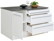 Kücheninsel mit weißem Korpus, drei offenen Schubladen und einer offenen Tür, darauf stehen Geschirr und eine Pflanze, Perspektive von vorne links