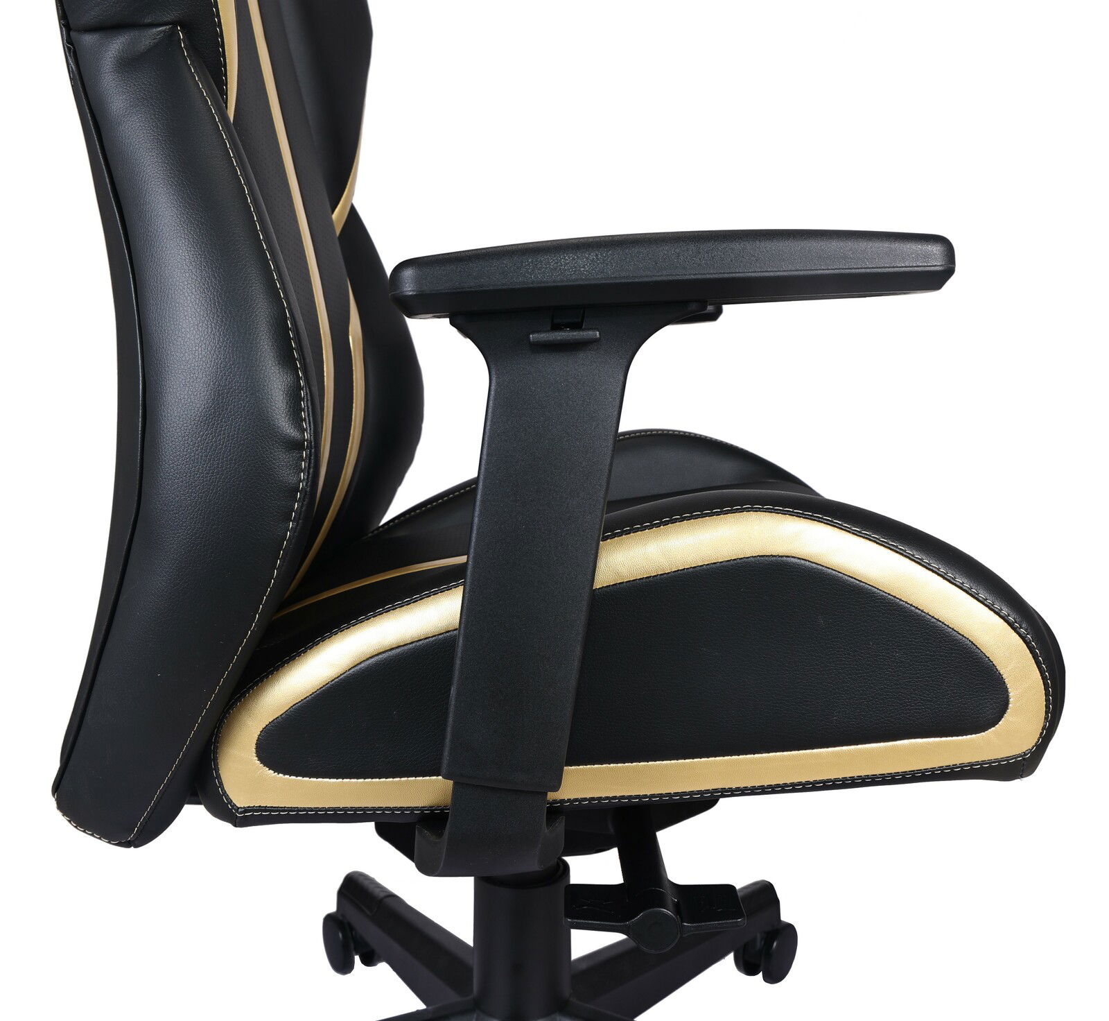 Seitliche Ansicht eines schwarzen Gaming-Stuhls mit goldenen Akzenten und Armlehne