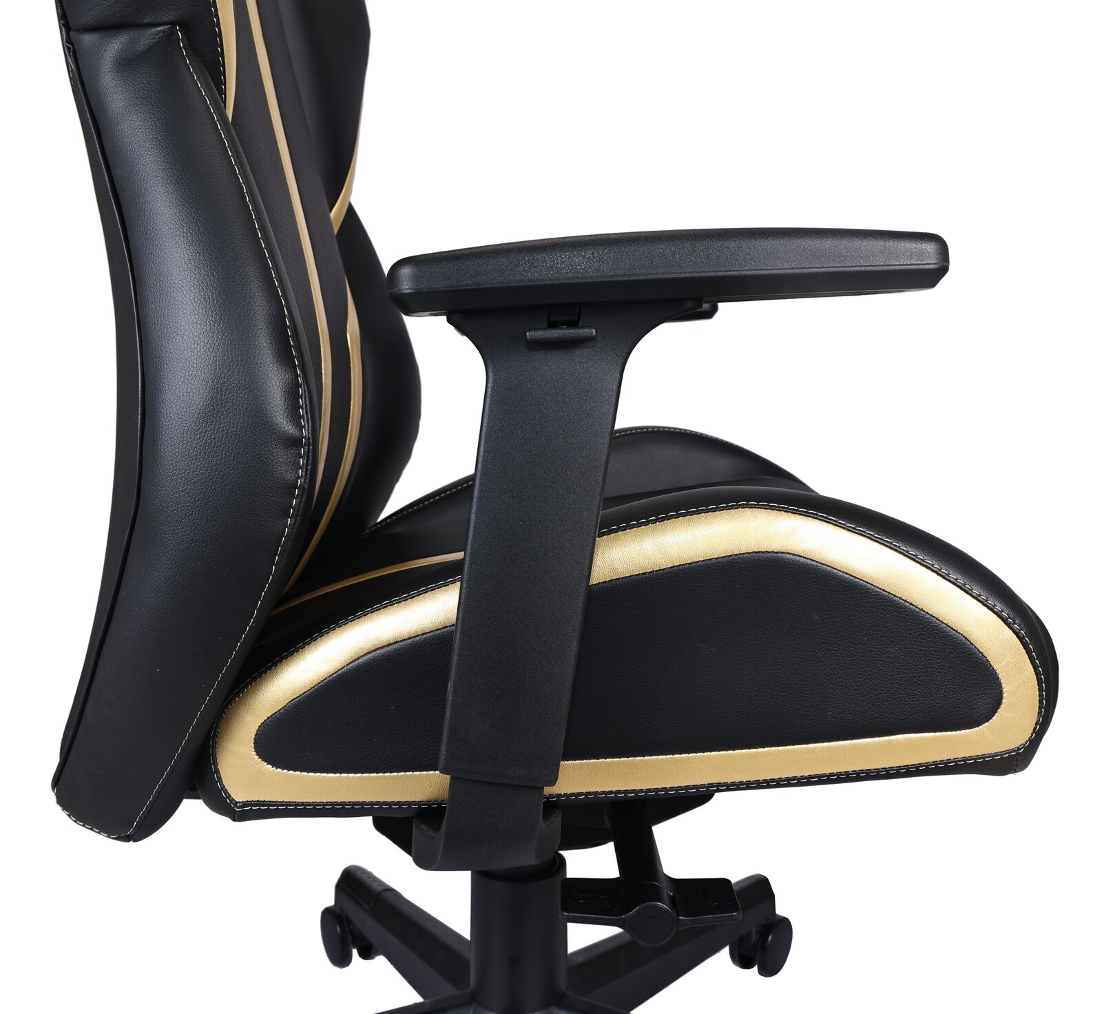 Seitliche Ansicht eines schwarzen Gaming-Stuhls mit goldenen Akzenten und Armlehne