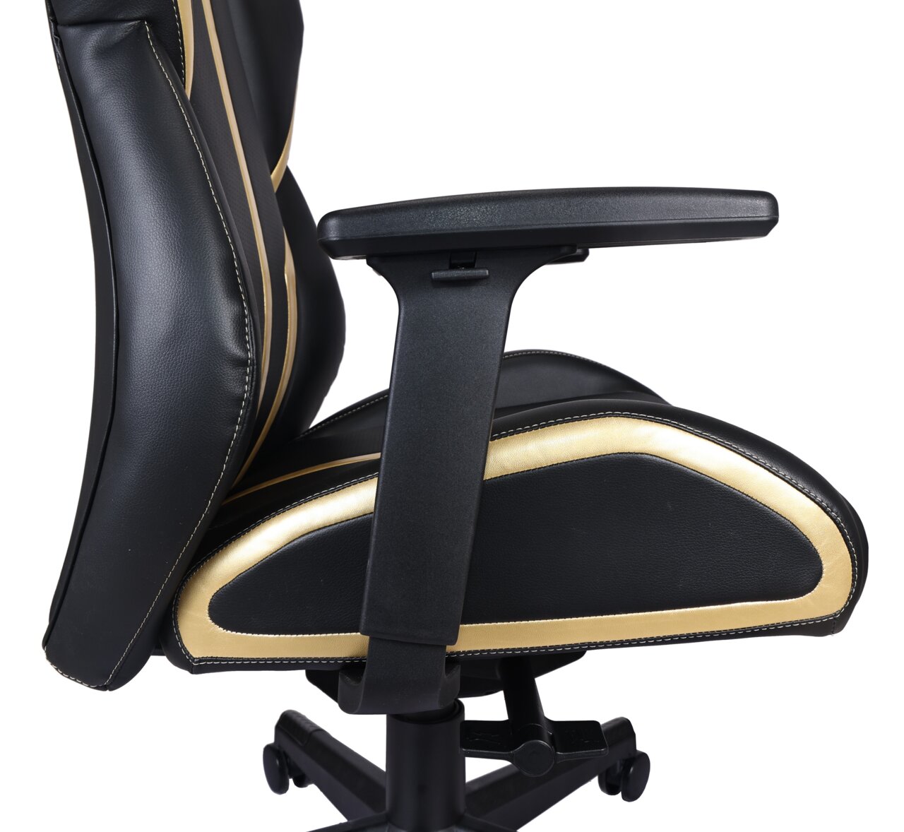 Seitliche Ansicht eines schwarzen Gaming-Stuhls mit goldenen Akzenten und Armlehne