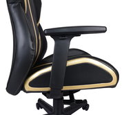 Seitliche Ansicht eines schwarzen Gaming-Stuhls mit goldenen Akzenten und Armlehne