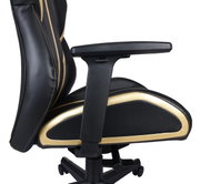 Seitliche Ansicht eines schwarzen Gaming-Stuhls mit goldenen Akzenten und Armlehne
