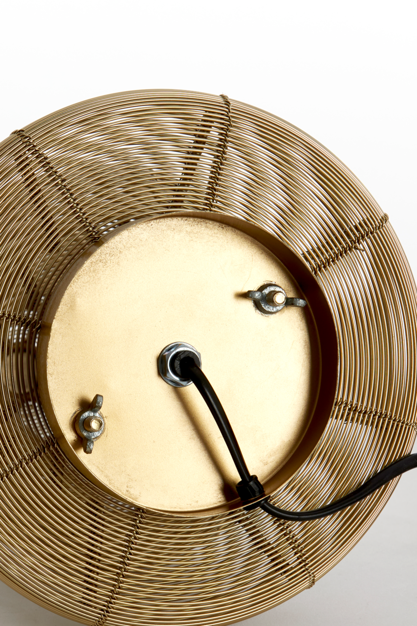 Unteransicht einer Tischleuchte mit einem goldenen, runden Metallgitter und einem schwarzen Kabel.