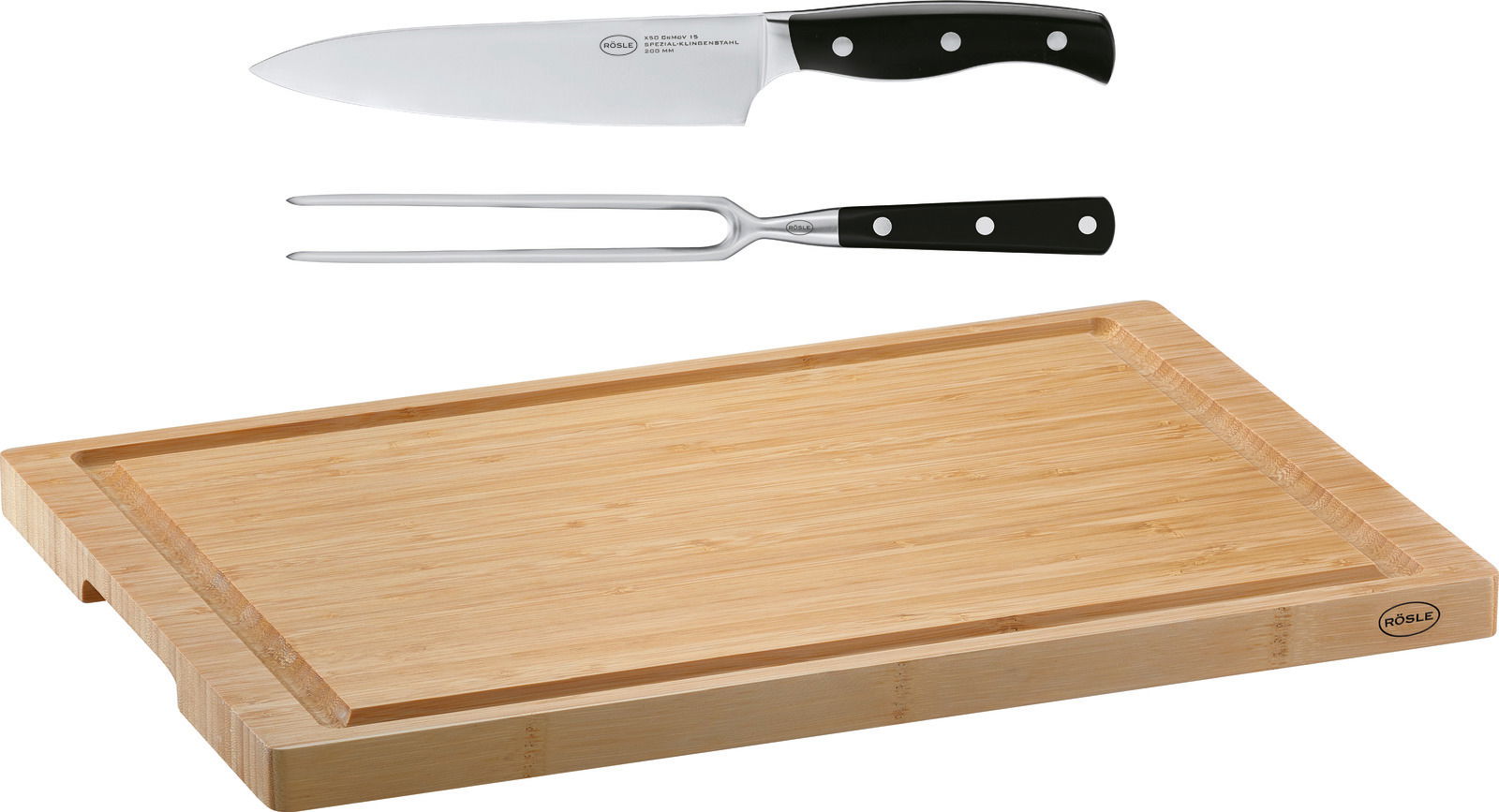 Tranchier- und Schneid-Set bestehend aus einem großen Schneidebrett aus Holz, einem scharfen Küchenmesser und einer Fleischgabel, seitliche Perspektive
