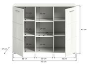 Weiße Kommode mit zwei geöffneten Türen, neun Fächern und den Maßen 82 cm Höhe, 110 cm Breite und 37 cm Tiefe, frontal betrachtet.