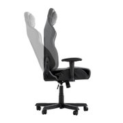 Zijaanzicht van een verstelbare gamingstoel met een ergonomisch ontwerp en wieltjes.