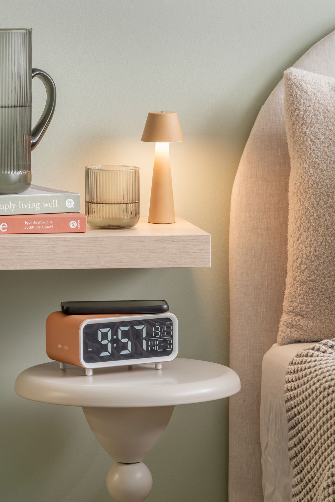 LED Akku Tischleuchte in modernem Design auf einem Regal, seitliche Perspektive