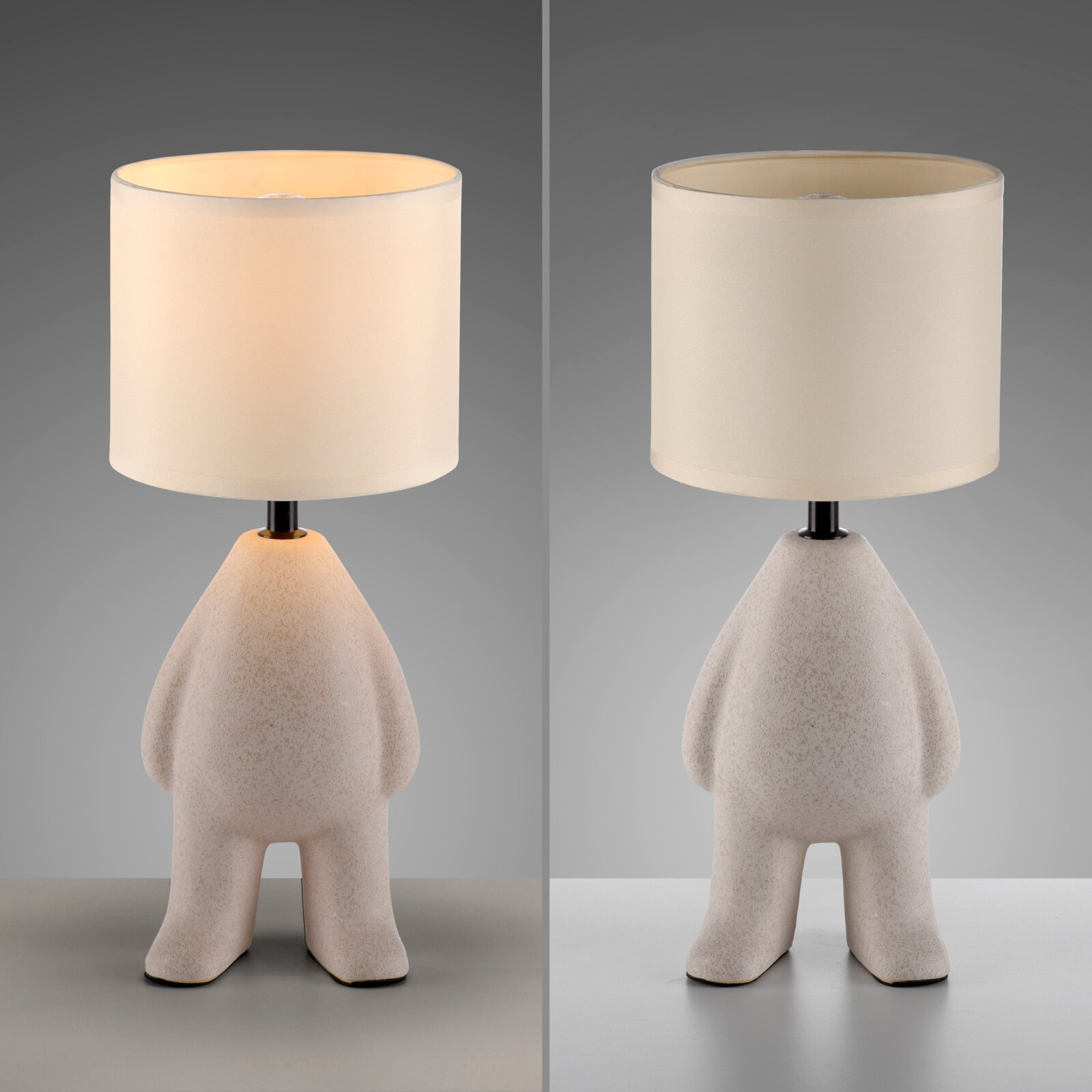 Moderne tafellamp met een witte stoffen kap en een sculpturale, beige gespikkelde keramische voet in de vorm van een figuur, vooraanzicht vanuit een licht verhoogd perspectief op een grijze achtergrond (links aan, rechts uit).