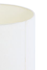 Nahaufnahme eines weißen zylindrischen Lampenschirms aus Stoff, seitliche Perspektive.