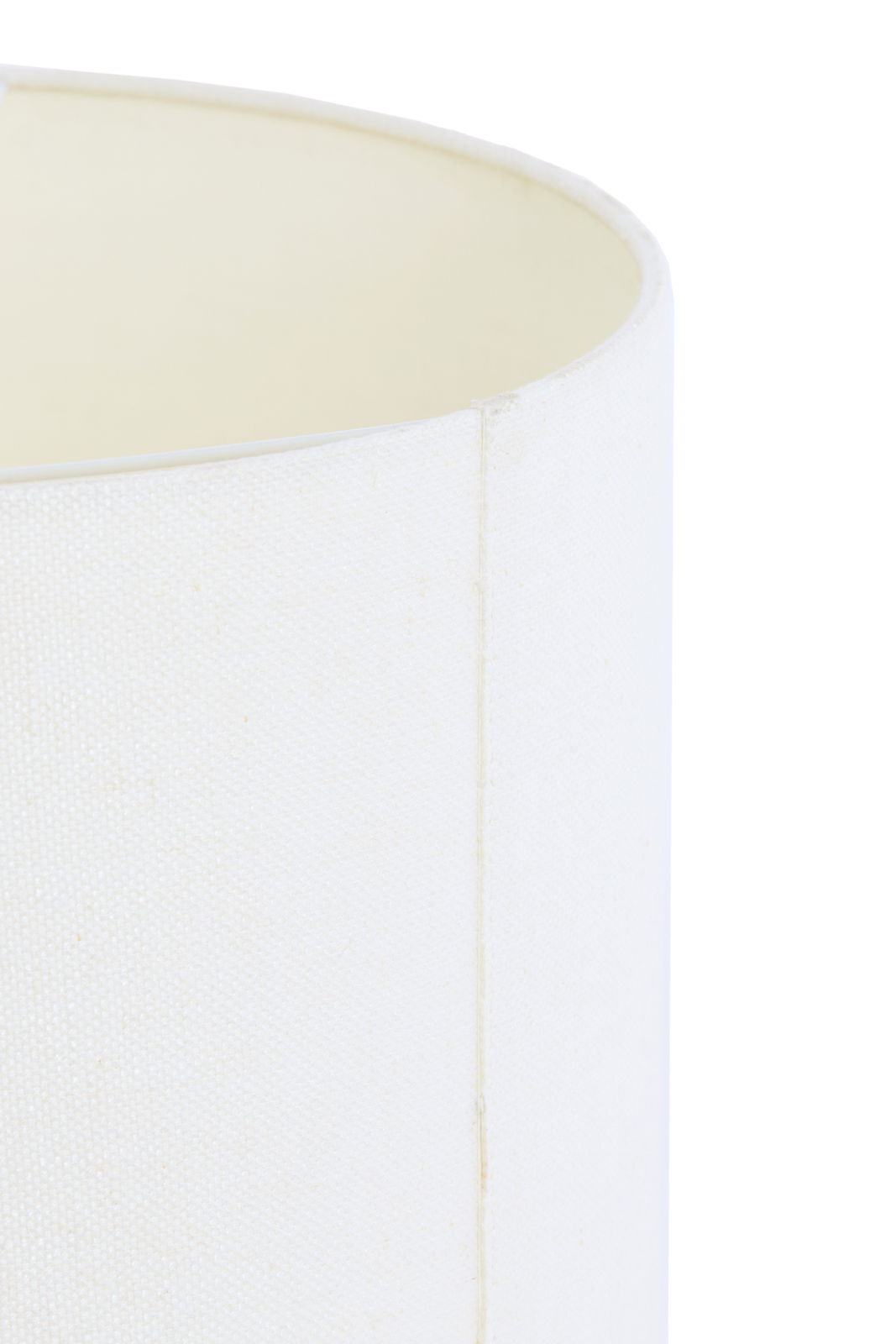 Nahaufnahme eines weißen zylindrischen Lampenschirms aus Stoff, seitliche Perspektive.