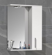 Weißer Badezimmerspiegelschrank mit integrierter LED-Beleuchtung oben, Spiegeltür links und Schranktür mit Chromgriff rechts, Frontansicht leicht von links vor grauer Fliesenwand.