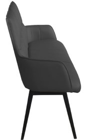 Zijaanzicht van een moderne, zwarte bank met een gestoffeerde rugleuning en zitting op slanke, zwarte poten.