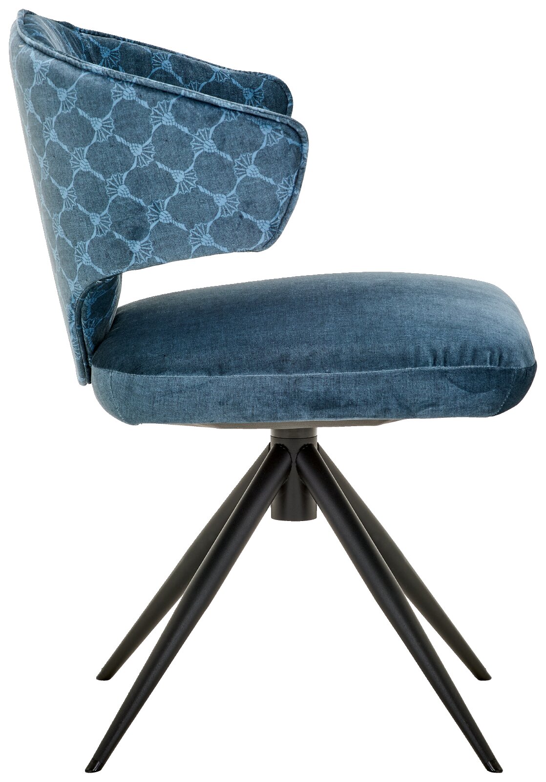 Blauer Polsterstuhl mit gemusterter Rückenlehne und schwarzem Metallgestell, aus seitlicher Perspektive freigestellt