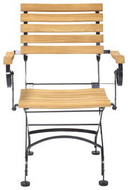 Vorderansicht eines klappbaren Garten-Armlehnstuhls mit Holzlatten und Metallrahmen.